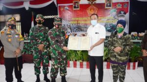 Dansatgas TMMD Reguler 109 Karanganyar Serahkan Hasil Pembangunan Kepada Bupati Karanganyar