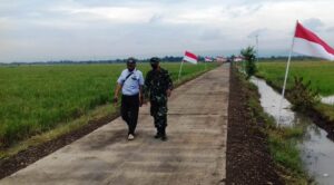 Gantian Duet Kades dan Babinsa Yang Pantau Hasil Karya TMMD