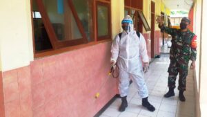 Demi Kenyamanan, Eks Tempat Tinggal Satgas TMMD Sendangkulon Disemprot Disinfektan