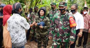 Kasrem 074 /Wrt Bersama Dandim Dampingi Bupati Tinjau Hasil Pembangunan TMMD