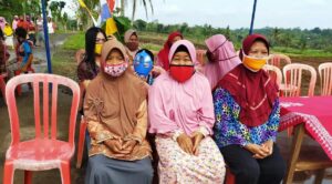 Antusias Emak-emak Ikut Penutupan TMMD 109 Karanganyar