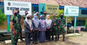 Foto Bareng Satgas TMMD Untuk Kenang-Kenangan Guru SDN 2 Jatiwarno