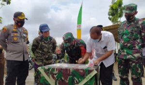 Bukti TNI Peduli Dalam TMMD Reg-109 Dengan Tanda Tangani Prasasti.