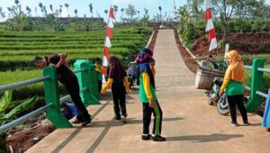 Anak-anak Menikmati Jembatan Baru