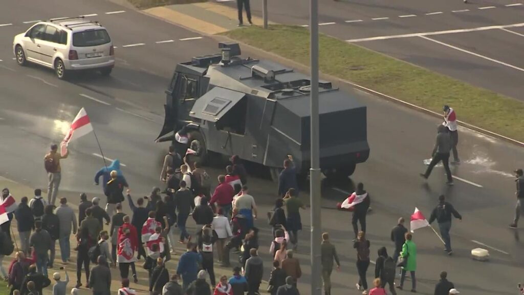 Polisi Menggunakan Meriam Air Untuk Membubarkan Aksi Massa Anti-Lukashenko