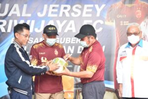 Lapak Jualan Jersey SFC Diserbu Pembeli