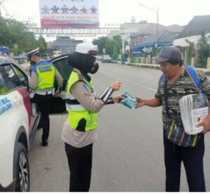 Cegah Pandemi COVID-19, Satlantas Polres Muara Enim Kembali Bagikan Masker