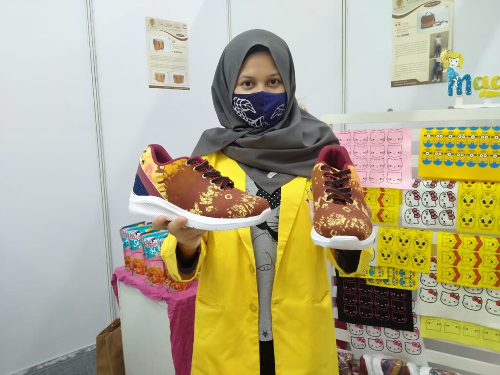 Inovasi Natalia Ubah Motif Sneakers Wanita Jadi Jumputan