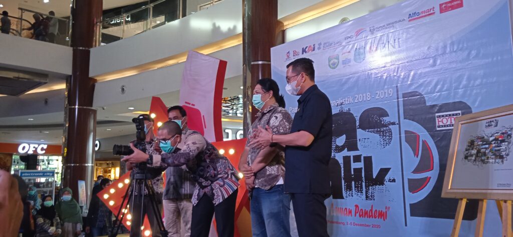 Resmi di Buka Pameran Foto Kilas Balik 2018-2019, Herman Deru Apresiasi Pewarta Foto Palembang