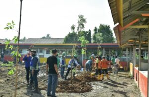 Target Dijadikan Kota Wisata, Penghijauan Kawasan Terminal pasar Tanjung Emim Terus Dilakukan