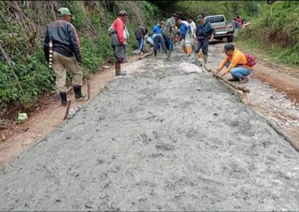 Gotong Royong Bangun Jalan Tetap Jadi Tradisi Warga Muara Enim