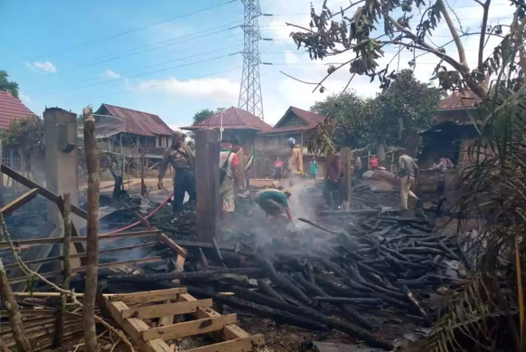 Rumah Warga di Kecamatan Gumay Ulu Lahat Dilalap Api