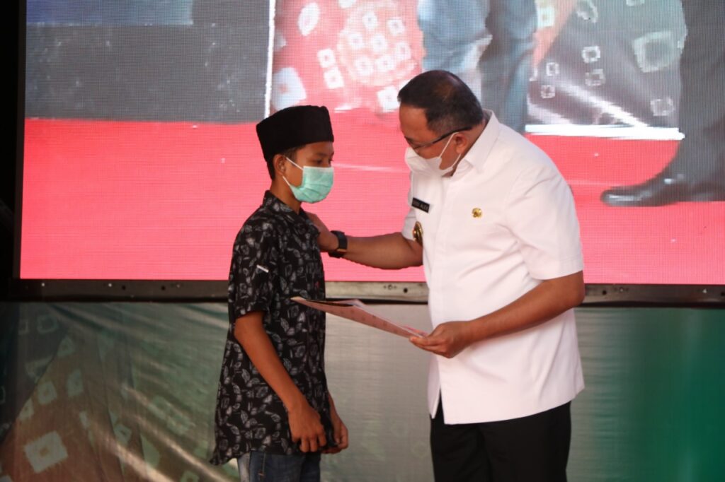 Bupati Muba Berikan Beasiswa Ke Suku Anak Dalam