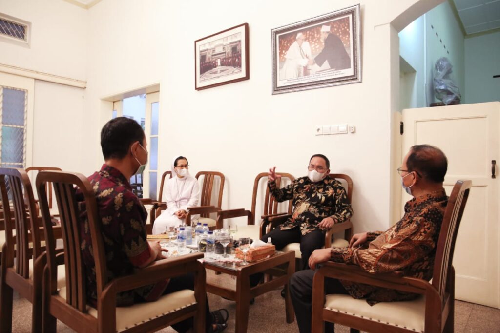 Dodi Reza Sambangi Kediaman Uskup Agung Palembang