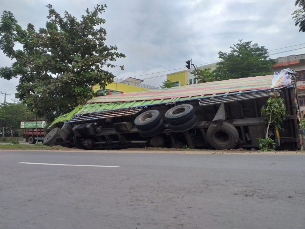 Fuso dengan Muatan 35 Ton Terguling Di Poligon