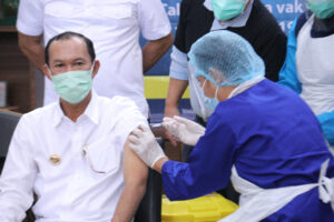 Walikota Palembang Harnojoyo Lakukan Vaksin Tahap Pertama
