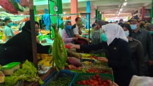 Telusuri Pasar Plaju, Fitri Cari Pedagang Nakal