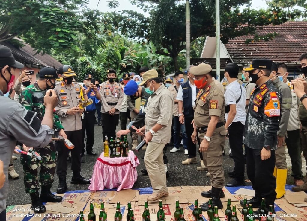 Satpol PP Lahat Musnahkan Ribuan Botol Miras