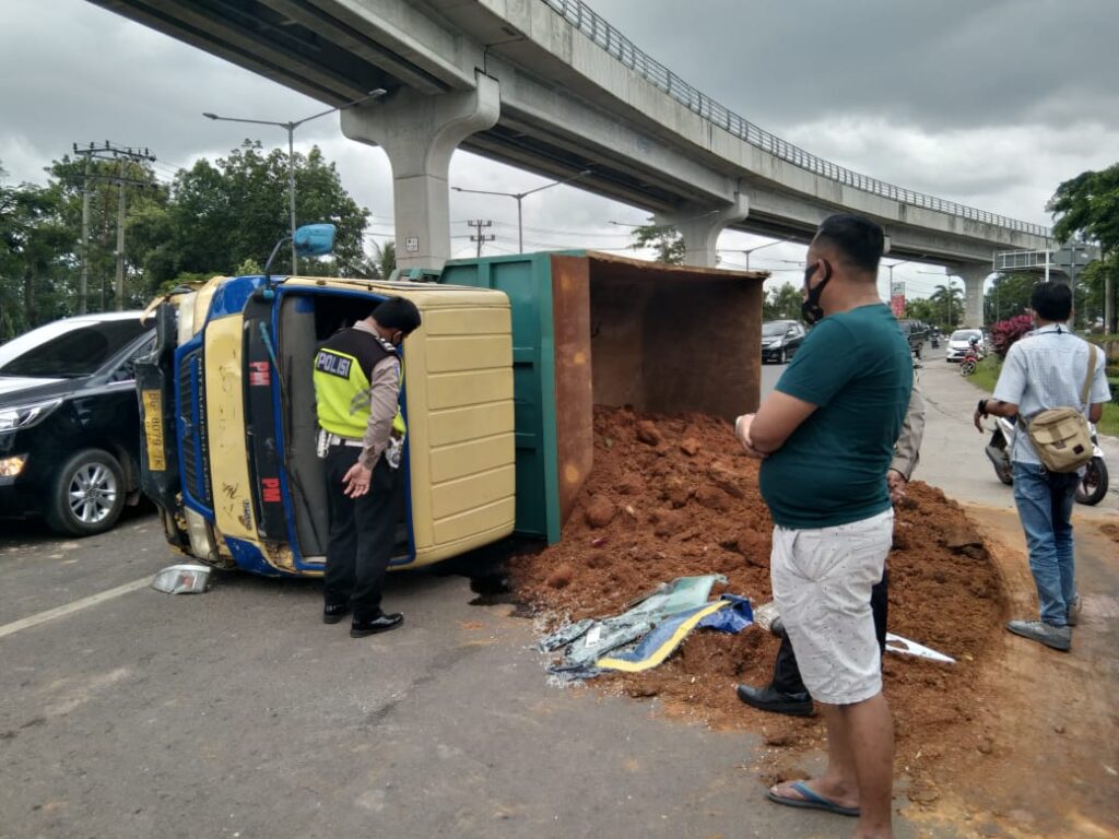 Kecelakaan Beruntun di Simpang Bandara, Truk Terguling Mobil Terios Ringsek