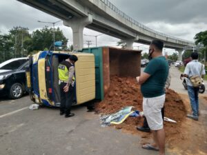 Kecelakaan Beruntun di Simpang Bandara, Truk Terguling Mobil Terios Ringsek