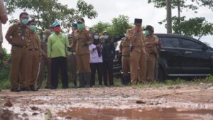 Dapat Laporan Warga, Fitri Tinjau Jalan Rusak Di Sematang Borang