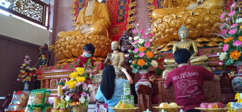 Umat Tionghoa Palembang Lakukan Ritual Bersihkan Patung, Jelang Imlek