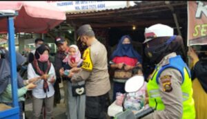 Polda Sumsel Bagikan Ribuan Masker di Muara Enim