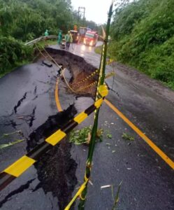 Akibat Hujan Deras, Jalan Pagaralam – Lahat Amblas