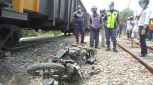 Tak Indahkan Peringatan Petugas Pengendara Motor Disambar Babaranjang