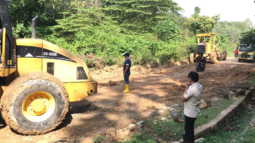 Perbaikan Ruas Jalan Desa Jembatan Gantung dan Talang Simpang