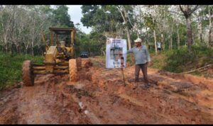 Rusak Akibat Genangan Air Hujan, PUPR Kebut Perbaikan Jalan Di Plakat Tinggi