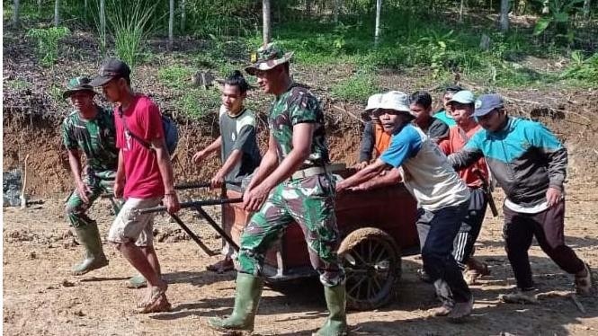 Kepedulian TNI Kepada Rakyat Bersama Satgas TMMD Ketapang