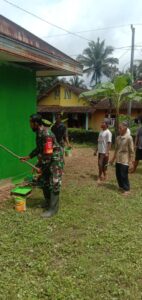 Anggota Satgas TMMD Mengecat Rumah Warga 