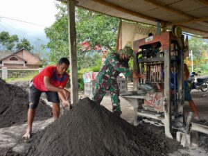 Satgas TMMD Bantu Produsen Batako Tingkatkan Kualitas