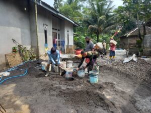 Tak Gampang Menyerah Walau Sehabis Hujan, Satgas TMMD Tetap Bekerja Pantang Mundur