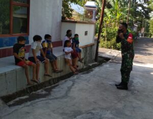 Diingatkan Supaya Pakai Masker, Malah Anak-Anak Menutup Mulut Dan Hidungnya Dengan Kaos