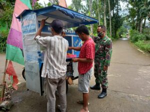 Satgas TMMD Larisi Dagangan Tukang Mie Ayam Keliling