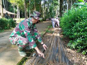 Dengan Prinsip Ringan sama Dijinjing Berat sama Dipikul, TNI Bersama Warga Angkat Matrial Besi