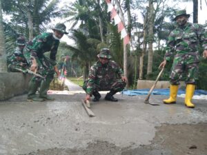 Demi Warga Ketapang TNI Rela Ganti Senjata Dengan Sekop dan Cangkul