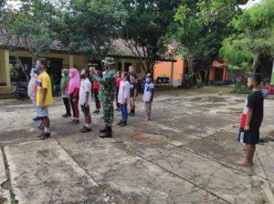 Siswa Belajar PBB Dengan Bimbingan Satgas TMMD