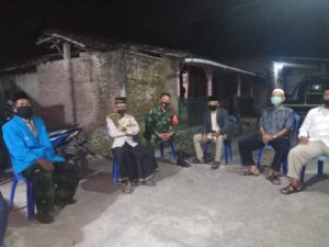 Sertu Agung Berbaur Dengan Warga Untuk Sukseskan TMMD