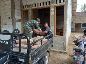 Satgas TMMD dan Warga Semangat Turunkan Semen