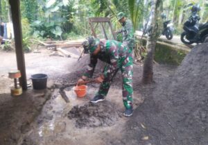 Satgas TMMD Campur Material Secara Manual