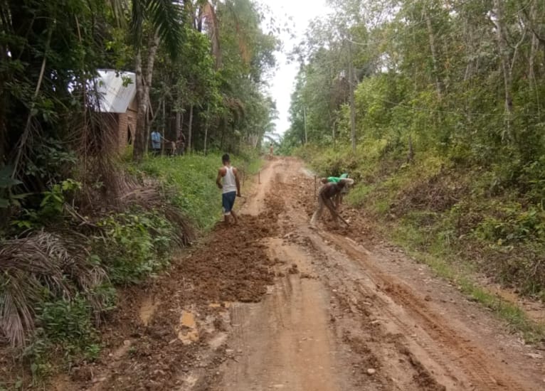 Sejak 1992, Jalan Di Desa Ini Belum Ditingkatkan