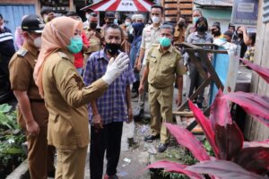 Blusukan, Fitri Bawa Warganya Ke Rumah Sakit