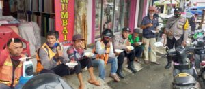 Jumat Berbagi, Kapolsek Lawang Kidul Bagikan Makanan