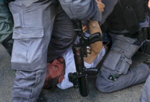 Video Polisi Pukuli Politisi Israel Yang Protes pemukiman Yahudi Yang Mencaplok Yerusalem