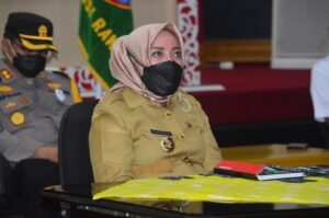 Safari Ramadan, Ratna Machmud-Suwarti Berikan Bantuan untuk Masjid