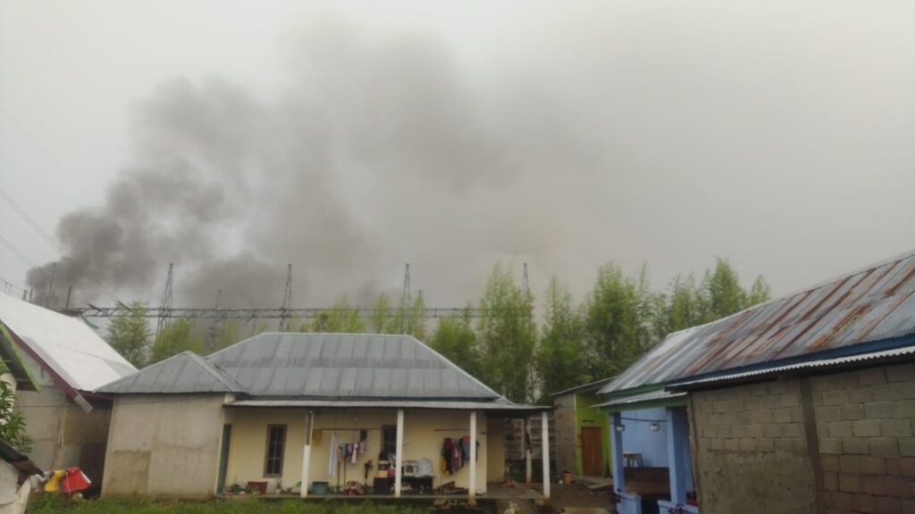 Gardu Listrik PLNG Terbakar Warga Panik Berhamburan