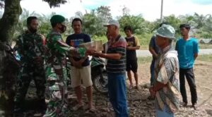 Ampli Toa Mushola Rusak, Babinsa Sertu Sawal Antarkan Bantuan